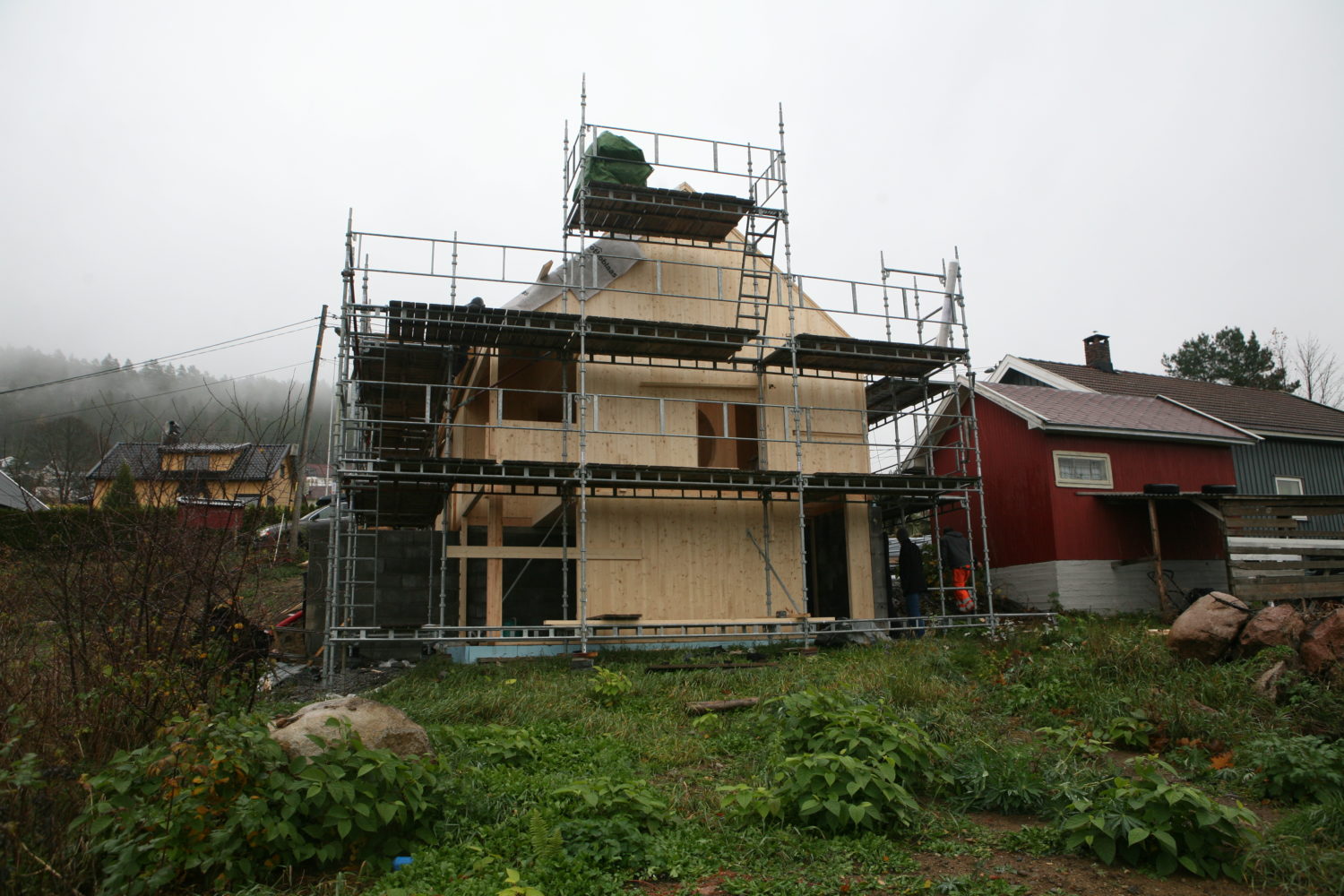 picture from buildingsite showing CLT elements during assembly process